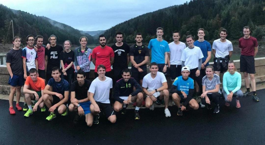 Grand groupe d'étudiants d'Amitié Mont-Blanc réunis dans la neige
