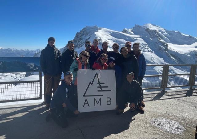 Équipe exposant la banderole avec les logos des sponsors