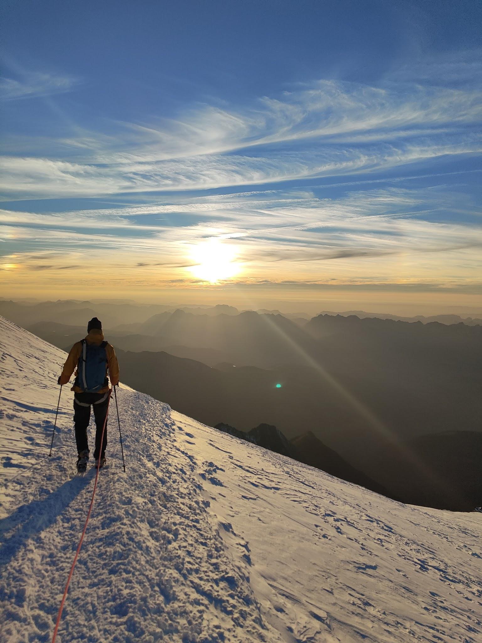 Massif montagneux lors d'un coucher de soleil