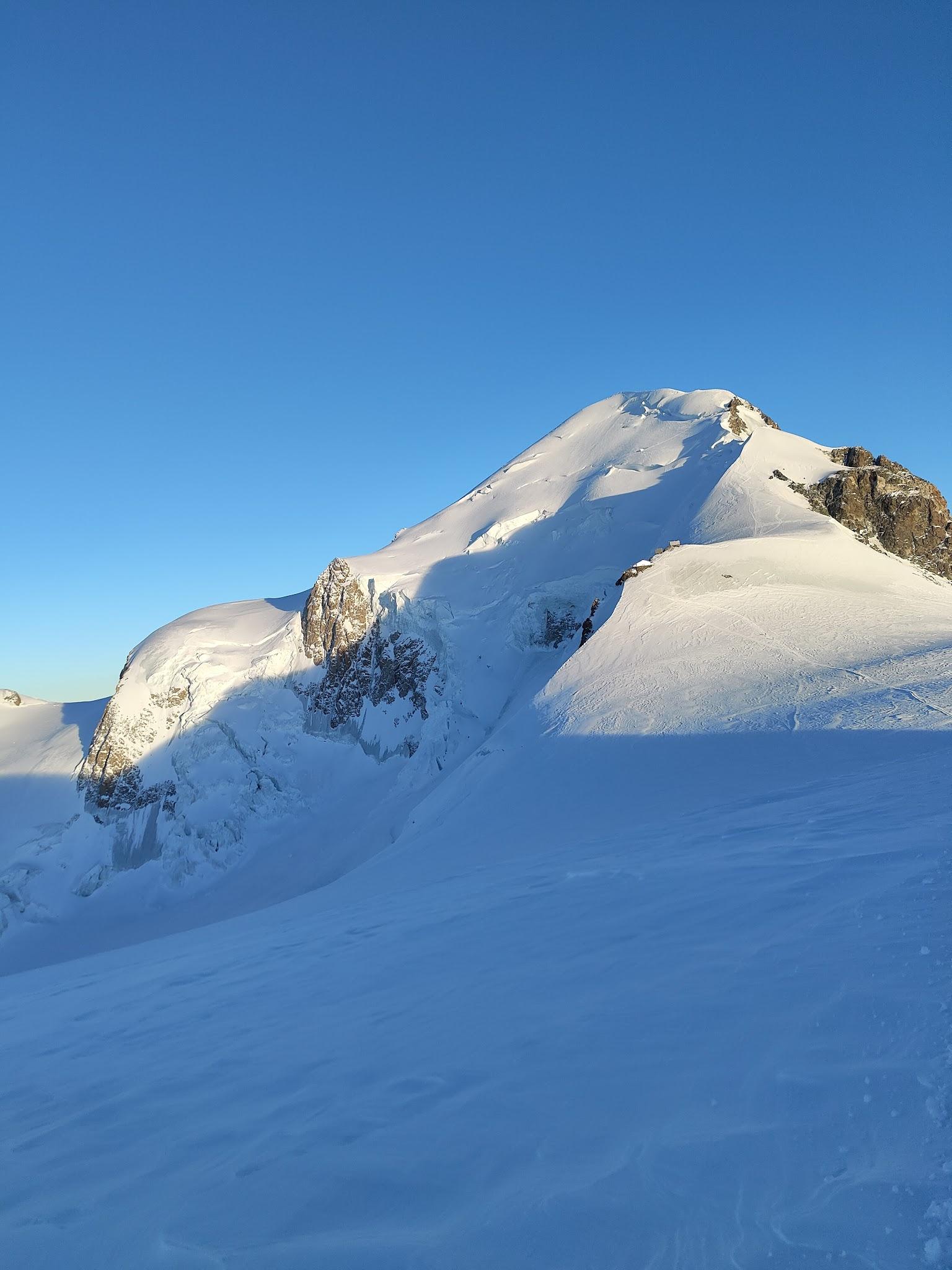 Panorama spectaculaire d'un sommet enneigé